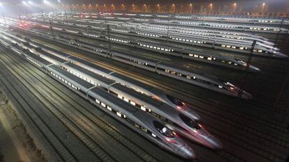 Trenes de alta velocidad en una estación de manteniemiento en Wuhan
