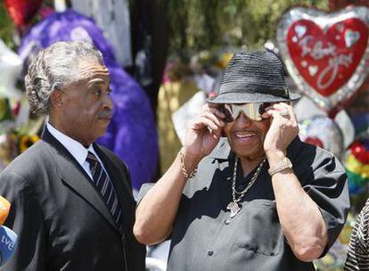 El reverendo Al Sharpton, a la izquierda, y Joe Jackson, padre de Michael, ayer tras hablar con los periodistas en la puerta de la casa del Encino.