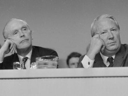 El ex primer ministro británico Edward Heath y uno de sus Secretarios, siguiendo un trepidante debate sobre aranceles en 1971.