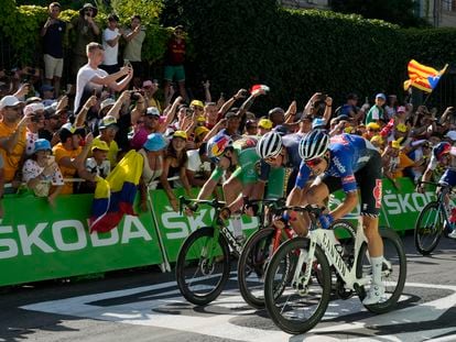 Jasper Philipsen, Wout Van Aert, y Mads Pedersen cruzan la meta en la 15ª etapa del Tour de Francia este domingo.
