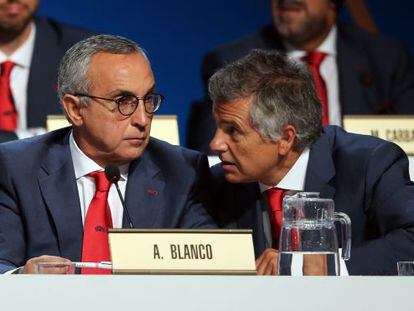 Juan Antonio Samaranch habla con Alejandro Blanco, presidente del COE, en la presentación. 