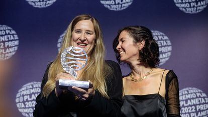 Luz Gabás ganadora del 71º Premio Planeta por su obra 'Lejos de Luisiana', junto a la finalista Cristina Campos en la entrega del galardón en el  Museu Nacional d'Art de Catalunya.