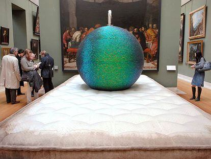 <i>Escarabajo pelotero</i> (2001). Jan Fabre instala colchones viejos en el Louvre.