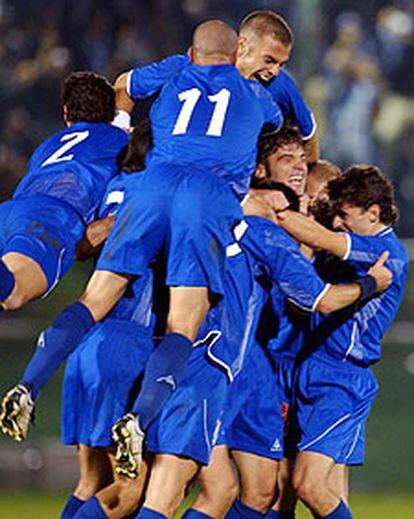 Los jugadores griegos se abrazan tras marcar el penalti Tsartas.