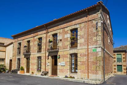 La fachada de la Posada Real del Buen Camino, en Villanueva de Campeán.