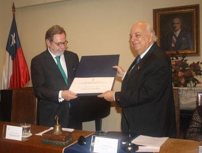 Juan Luis Cebri&aacute;n (izquierda) y Alfredo Matus, director de la Academia Chilena de la Lengua.