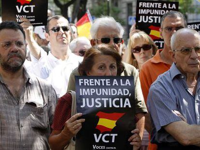 Concentraci&oacute;n de v&iacute;ctimas del terrorismo en Madrid, ayer, frente al Ministerio del Interior.