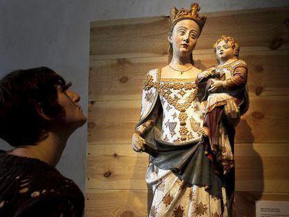 La talla de la Virgen en el emplazamiento que tendr&aacute; hasta febrero en el Museo de Lleida Diocesano i Comarcal.