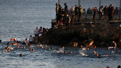 Migrantes irregulares irrumpen en Ceuta por la playa del Tarajal, el 17 de mayo de 2021.