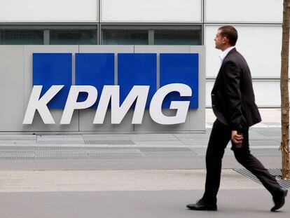 Logo de KPMG, en una de sus sedes en Francia, en una imagen de archivo.