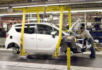 Aspecto de la cadena de montaje que la factoría General Motors (GM) tiene en la localidad zaragozana de Figueruelas (España). EFE/Archivo
