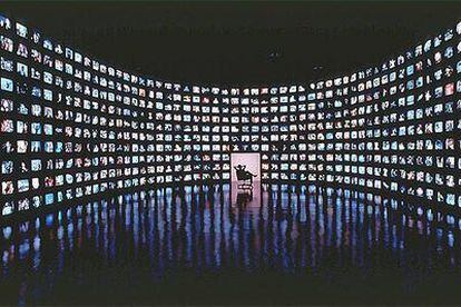 Un hombre ante 500 televisores en una fotografía de Luis Psihoyos, premiada en 1995 por World Press Photo.