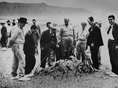 Robert Oppenheimer, con sombrero, y el general Leslie Groves (a su lado) examinan junto a otros científicos y militares los restos de una torre arrasada por la primera prueba atómica, en Almogordo, Nuevo México.