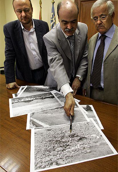 Los ediles Rubio y Alonso (ambos socialistas) y Montalbán (Esquerra Unida) muestran las fotocopias donde estaban las fosas.