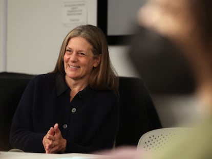 Claire Dederer, charlando con estudiantes sobre 'Monstruos', en el Art Institute of Chicago, en julio de 2023.