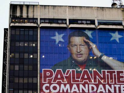 Una imagen de Hugo Chávez en la fachada del edificio de PDVSA en Caracas, en febrero de 2012.