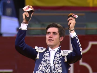 Guillermo Hermoso de Mendoza, con las dos orejas del último toro.