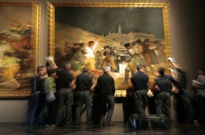 Traslado de &#039;Los fusilamientos del 3 de mayo&#039;, de Francisco de Goya, para una exposici&oacute;n despu&eacute;s de su restauraci&oacute;n en 2008.
