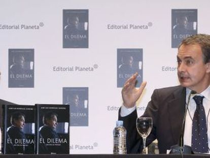 Zapatero, con Tony Blair, en la presentaci&oacute;n de sus memorias.