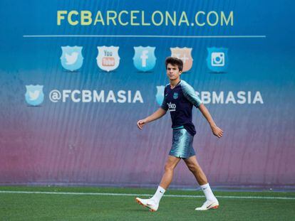 Riqui Puig, durante un entrenamiento con el Barcelona. 