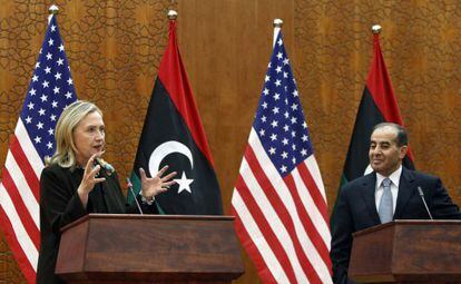 La secretaria de Estado de EE UU, Hillary Clinton, con Mahmoud Jibril, líder del Gobierno de transición libio.