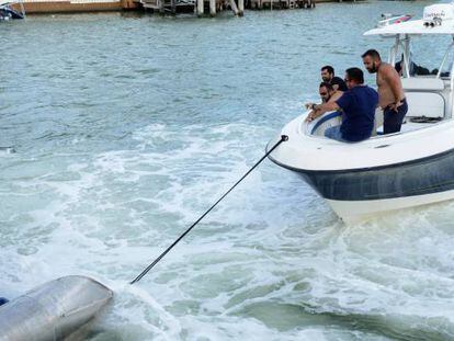 Vecinos y residentes de Venetian Island rescatan una pequeña embarcación en Miami Beach, Florida (EE UU).