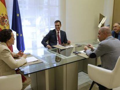 El presidente del Gobierno en funciones se reúne con los agentes sociales para presionar a Unidas Podemos y desencadenar un Ejecutivo  a la portuguesa 