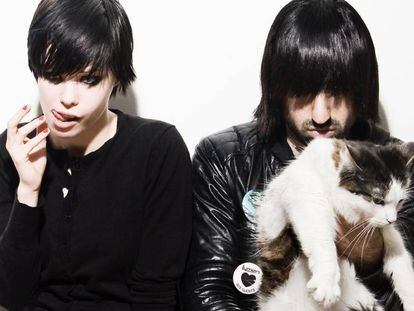 Alice Glass, a la izquierda, del dúo Crystal Castles.