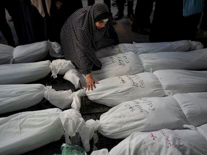 Una mujer afuera de una morgue en Rafah (Gaza), el 10 de enero.