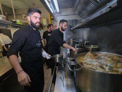 Pablo Gonzalez y Oscar Castellano, cocineros del restaurante madrileño Cebo.