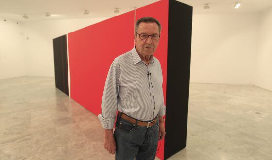 Pepe Soto con la escultura que donó al CAAC en 2012.