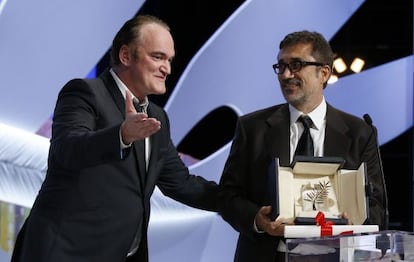 El director turco, a la derecha de la imagen, acepta la Palma de Oro que le entrega el cineasta estadounidense Quentin Tarantino.
