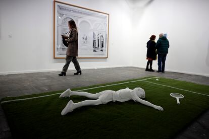 La obra 'Kev, 2020' en la instalación de Elmgreen & Dragset, en la Galería Helga de Alvear, este miércoles durante la inauguración de ARCO. 
