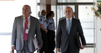 El administrador de Uniter, José González Mata, a la derecha, con su abogado.
