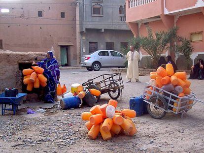 Vecinos de Zagora, en el sur de Marruecos, esperando a llenar las garrafas de agua en un pozo p&uacute;blico que presenta escasez