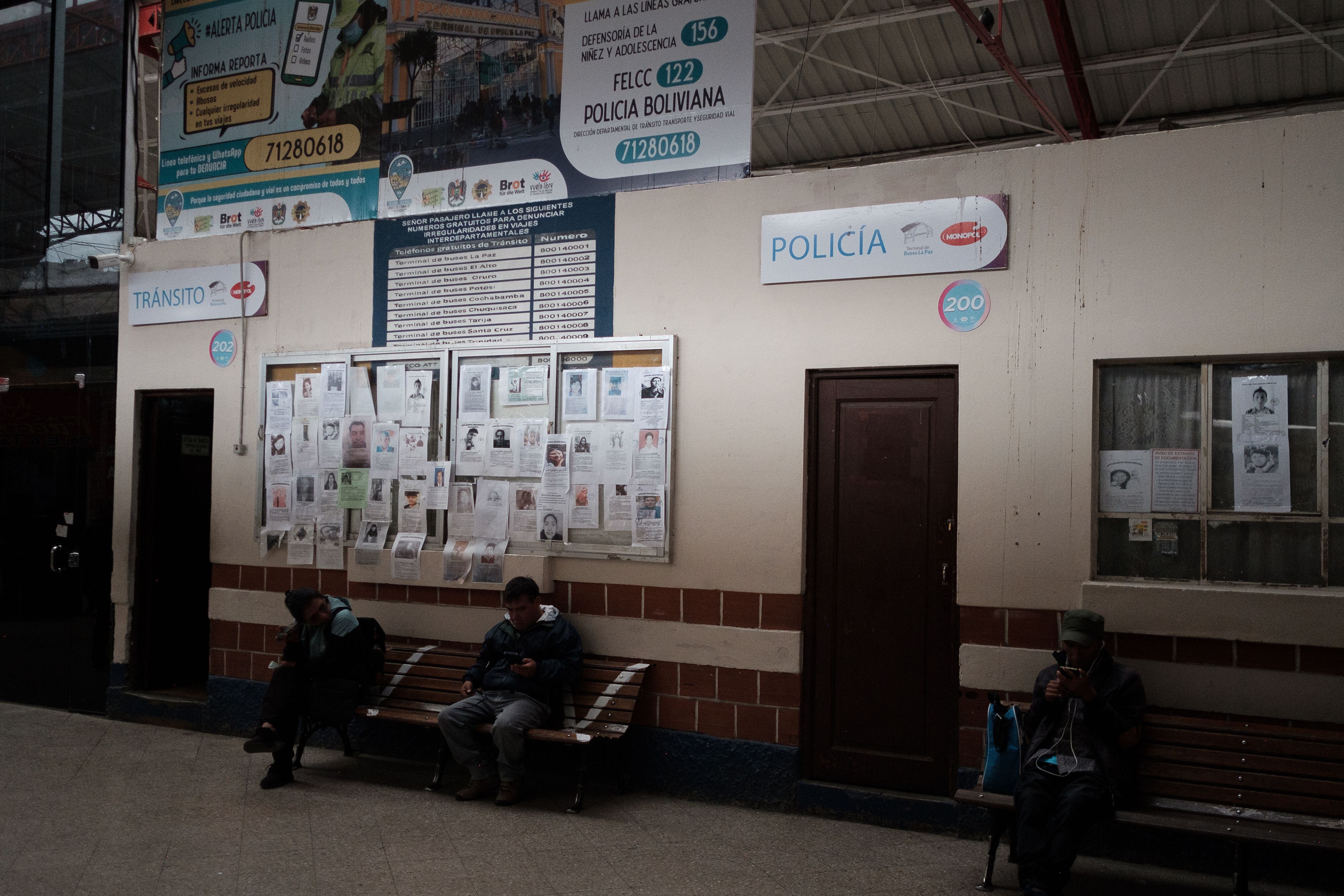 Anuncios de desaparecidos en la estación policial de la Terminal de Buses de La Paz.