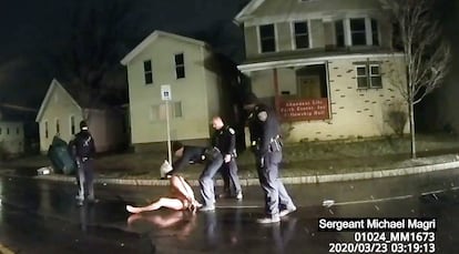 Momento del vídeo en el que uno de los policías le coloca una capucha a Daniel Prude.