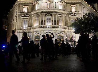 Miles de personas salieron ayer a la calle para consumir cultura y espectáculos. En la imagen, madrileños que asisten a un montaje de luces en la Casa de América.