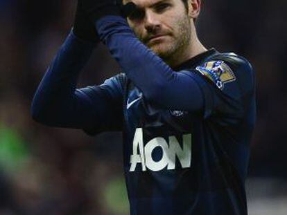 Mata aplaude tras el partido ante el Stoke.