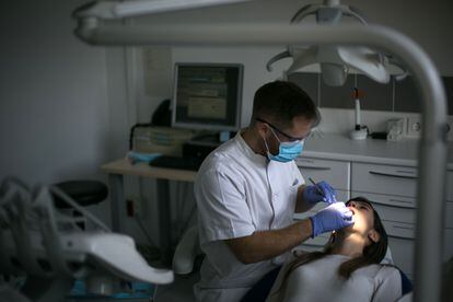 Una usuaria es tratada por el dentista gracias al servicio municipal de salud dental de Barcelona.