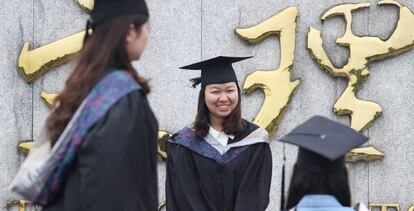 Estudiantes posan durante su graduación en Xiangyang, provincia de Hubei.