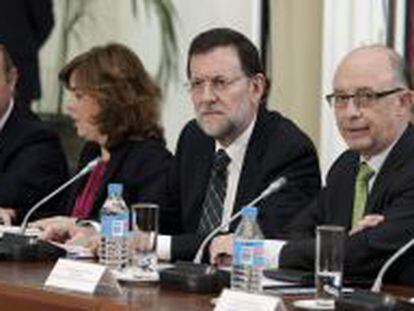 El presidente del Gobierno, Mariano Rajoy (2d); el ministro de Hacienda, Crist&oacute;bal Montoro (d); el ministro de econom&iacute;a, Luis de Guindos (i), y la vicepresidenta Soraya S&aacute;enz de Santamar&iacute;a (2i).