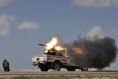 Rebeldes libios disparan un misil contra fuerzas leales al coronel Gadafi en una zona situada a 20 kilómetros de Brega.