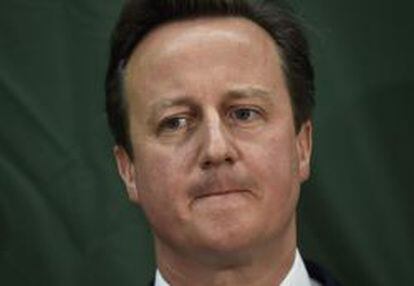 El primer ministro británico, David Cameron, espera por conocer los resultados en Witney.