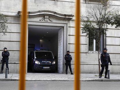 Los presos independentistas entran en el Supremo en furgones de la polic&iacute;a.