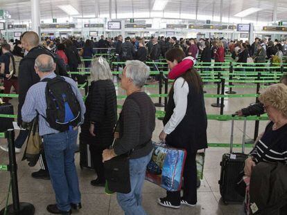 Colas para los controles de pasaportes en el aeropuerto de Barcelona