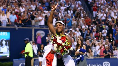 Serena Williams saluda al público tras caer eliminada en el último Masters de Canadá que se disputa en Toronto y Montreal.