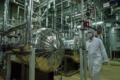Un miembro de los servicios de seguridad vigila la planta de conversión de uranio de Isfahán, en Irán.