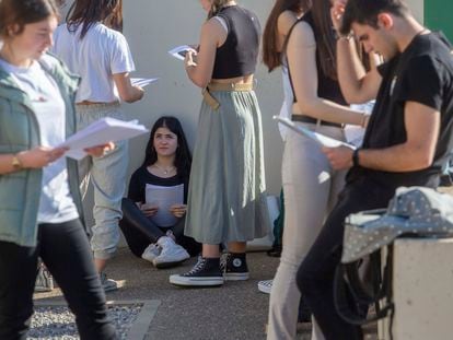 Estudiantes a punto de entrar en el examen de selectividad en Logroño.
