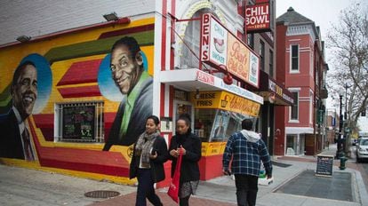 El mural borrado de Obama y Cosby en la pared lateral del restaurante.